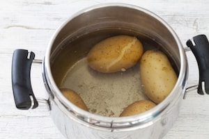 Preparazione Insalata di patate saporita - Fase 1
