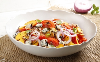 Insalata di pomodori e pesche Insalata di pomodori e pesche