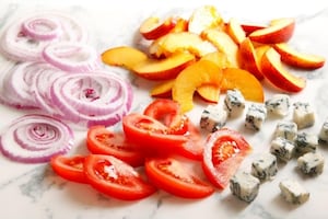 Preparazione Insalata di pomodori e pesche - Fase 1