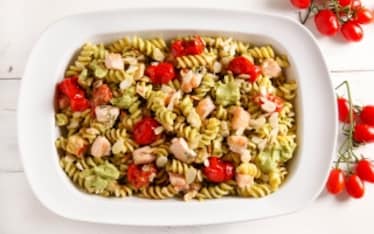 Pasta fredda con pesto di avocado e salmone