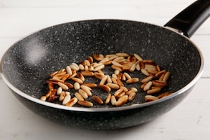 Preparazione Pasta fredda con pesto di avocado e salmone - Fase 1