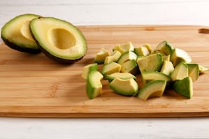 Preparazione Pasta fredda con pesto di avocado e salmone - Fase 1