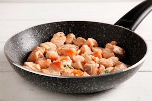 Preparazione Pasta fredda con pesto di avocado e salmone - Fase 4