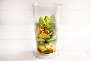 Preparazione Pasta fredda con pesto di avocado e salmone - Fase 2