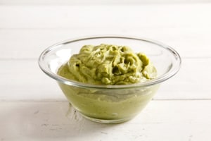 Preparazione Pasta fredda con pesto di avocado e salmone - Fase 2