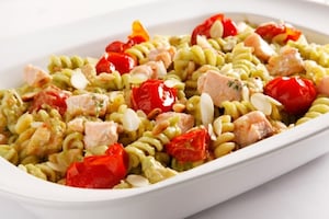 Preparazione Pasta fredda con pesto di avocado e salmone - Fase 5