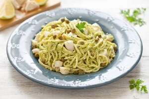 Preparazione Spaghetti al pesto di prezzemolo e halibut - Fase 3