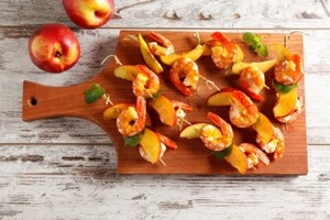 Preparazione Spiedini con pesche nettarine e gamberi - Fase 4