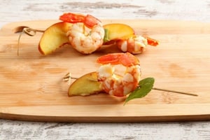 Preparazione Spiedini con pesche nettarine e gamberi - Fase 3