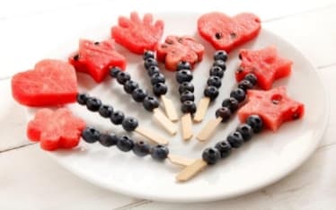 Spiedini di anguria e mirtilli