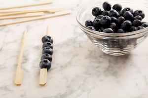Preparazione Spiedini di anguria e mirtilli - Fase 3