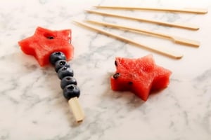 Preparazione Spiedini di anguria e mirtilli - Fase 3
