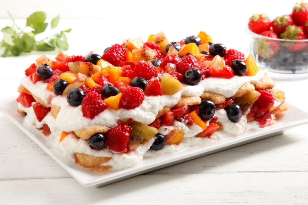 Tiramisù con panna e frutta ricetta