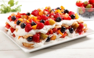 Tiramisù con panna e frutta Tiramisù con panna e frutta