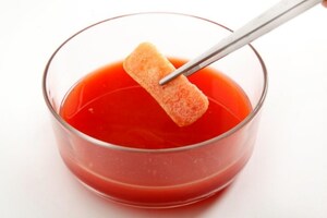 Preparazione Tiramisù con panna e frutta - Fase 4