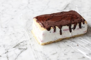 Preparazione Torta gelato alle fragole  - Fase 4