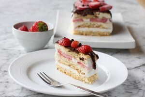 Preparazione Torta gelato alle fragole  - Fase 4