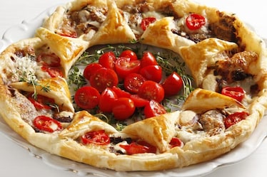 Corona di pasta sfoglia ai formaggi