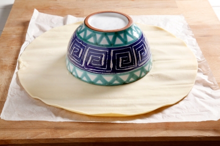 Preparazione Corona di pasta sfoglia ai formaggi - Fase 1 Preparazione Corona di pasta sfoglia ai formaggi - Fase 1