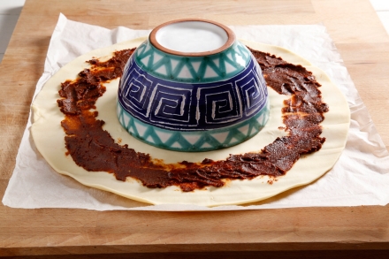 Preparazione Corona di pasta sfoglia ai formaggi - Fase 1 Preparazione Corona di pasta sfoglia ai formaggi - Fase 1