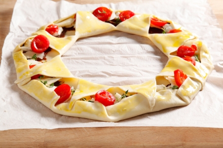 Preparazione Corona di pasta sfoglia ai formaggi - Fase 6 Preparazione Corona di pasta sfoglia ai formaggi - Fase 6