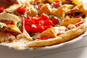 Preparazione Corona di pasta sfoglia ai formaggi - Fase 6