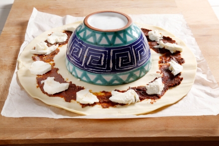 Preparazione Corona di pasta sfoglia ai formaggi - Fase 2 Preparazione Corona di pasta sfoglia ai formaggi - Fase 2