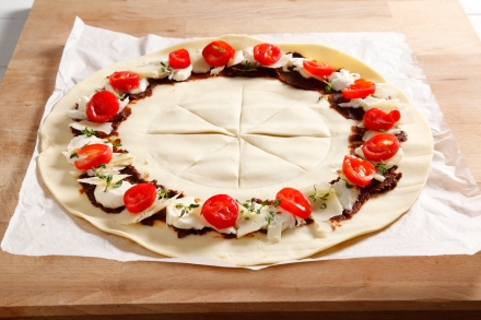 Preparazione Corona di pasta sfoglia ai formaggi - Fase 4 Preparazione Corona di pasta sfoglia ai formaggi - Fase 4