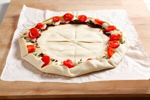 Preparazione Corona di pasta sfoglia ai formaggi - Fase 4