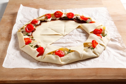 Preparazione Corona di pasta sfoglia ai formaggi - Fase 5 Preparazione Corona di pasta sfoglia ai formaggi - Fase 5