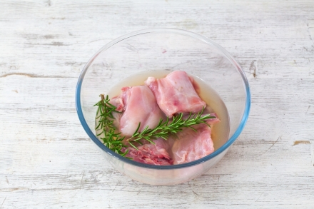 Preparazione Coniglio in umido - Fase 1 Preparazione Coniglio in umido - Fase 1