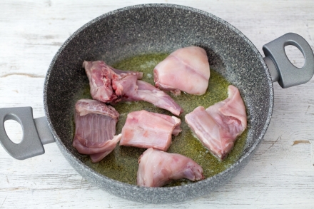 Preparazione Coniglio in umido - Fase 2 Preparazione Coniglio in umido - Fase 2