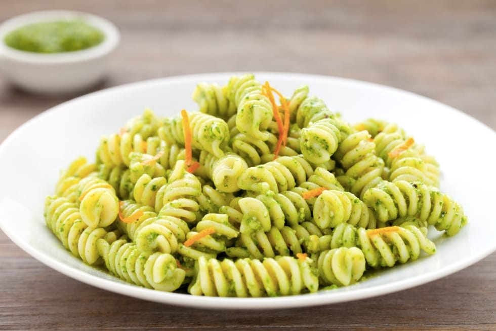 Fusilli al pesto di foglie di ravanelli ricetta