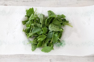 Preparazione Fusilli al pesto di foglie di ravanelli - Fase 1
