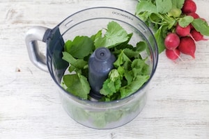 Preparazione Fusilli al pesto di foglie di ravanelli - Fase 1