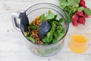 Preparazione Fusilli al pesto di foglie di ravanelli - Fase 2