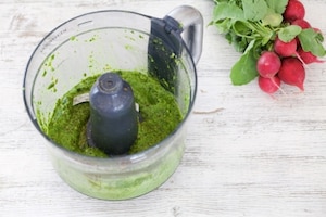 Preparazione Fusilli al pesto di foglie di ravanelli - Fase 2