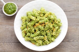 Preparazione Fusilli al pesto di foglie di ravanelli - Fase 3