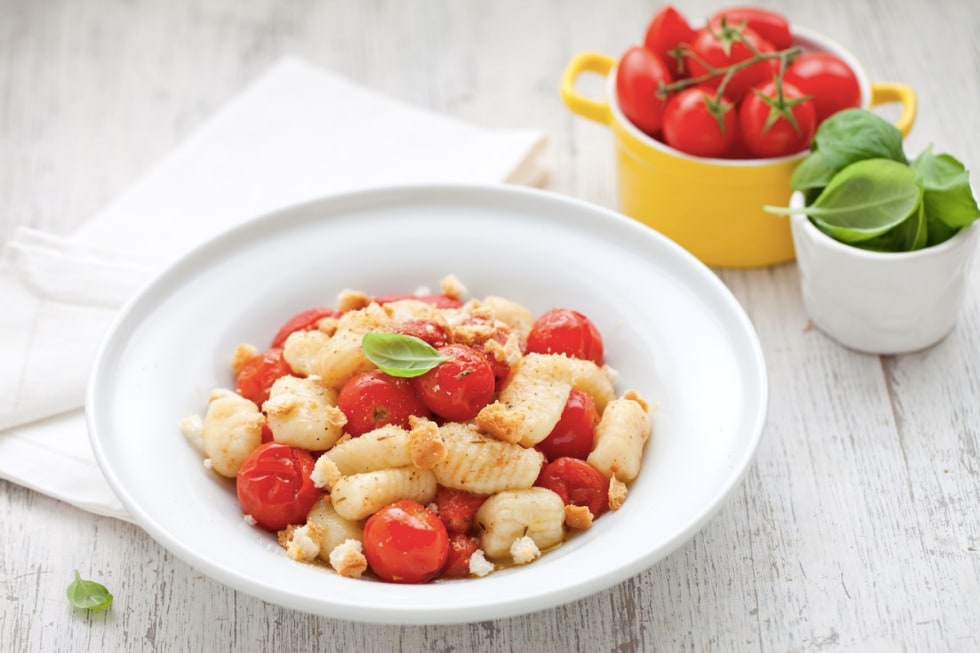 Gnocchi di patate con pomodori confit e briciole di frisella ricetta