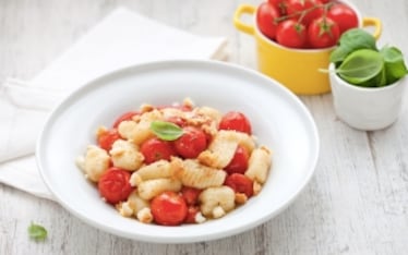 Gnocchi di patate con pomodori confit e briciole di frisella