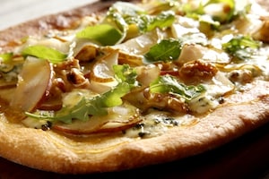 Preparazione Pizza con pere Williams e gorgonzola - Fase 7