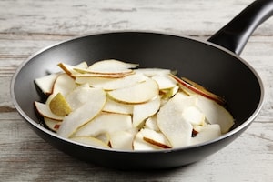 Preparazione Pizza con pere Williams e gorgonzola - Fase 3