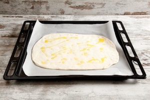 Preparazione Pizza con pere Williams e gorgonzola - Fase 2