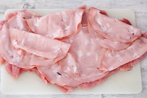 Preparazione Rotolo di tacchino con spinaci e scamorza - Fase 1