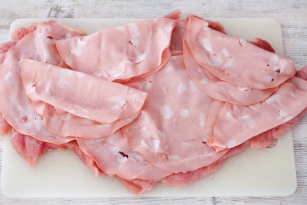 Preparazione Rotolo di tacchino con spinaci e scamorza - Fase 1 Preparazione Rotolo di tacchino con spinaci e scamorza - Fase 1