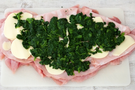 Preparazione Rotolo di tacchino con spinaci e scamorza - Fase 2 Preparazione Rotolo di tacchino con spinaci e scamorza - Fase 2