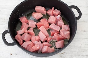 Preparazione Spezzatino di vitello con patate - Fase 1