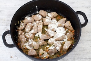 Preparazione Spezzatino di vitello con patate - Fase 2