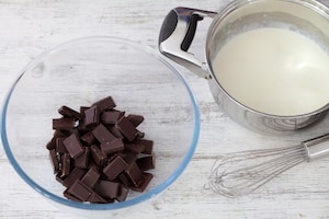 Preparazione Torta mousse al cioccolato e lamponi - Fase 3