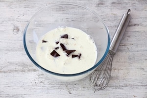Preparazione Torta mousse al cioccolato e lamponi - Fase 4